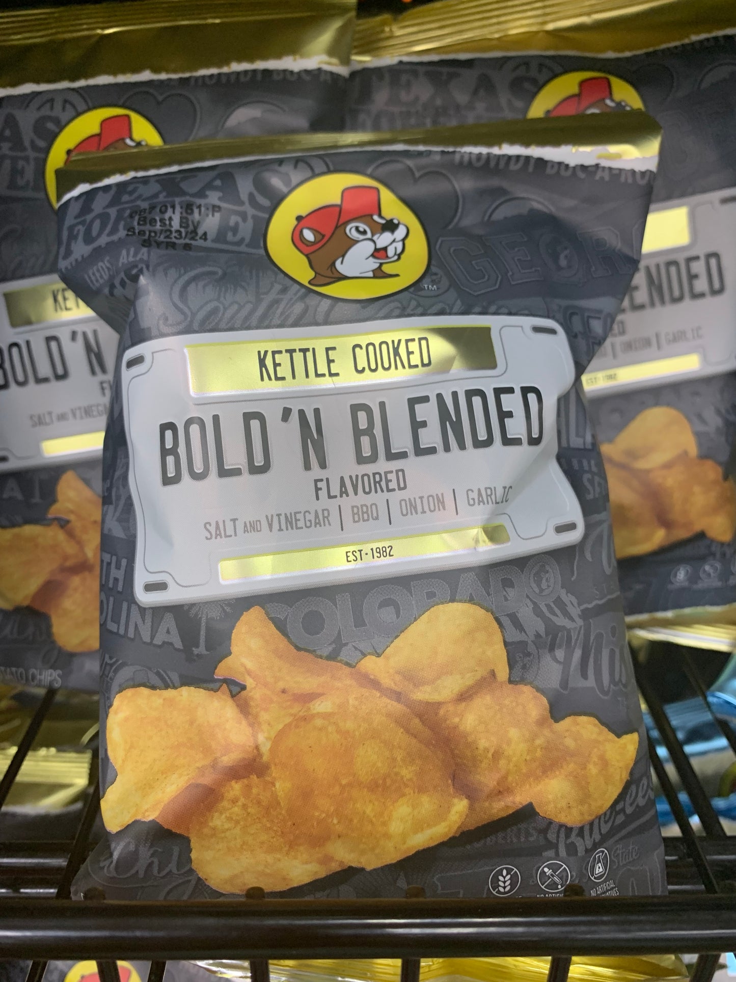 Bucees Kettle Cooked Bold N Blended Flavored Potato Chips 2 oz Bag (Salt n Vinegar, BBQ, Onion, Garlic)