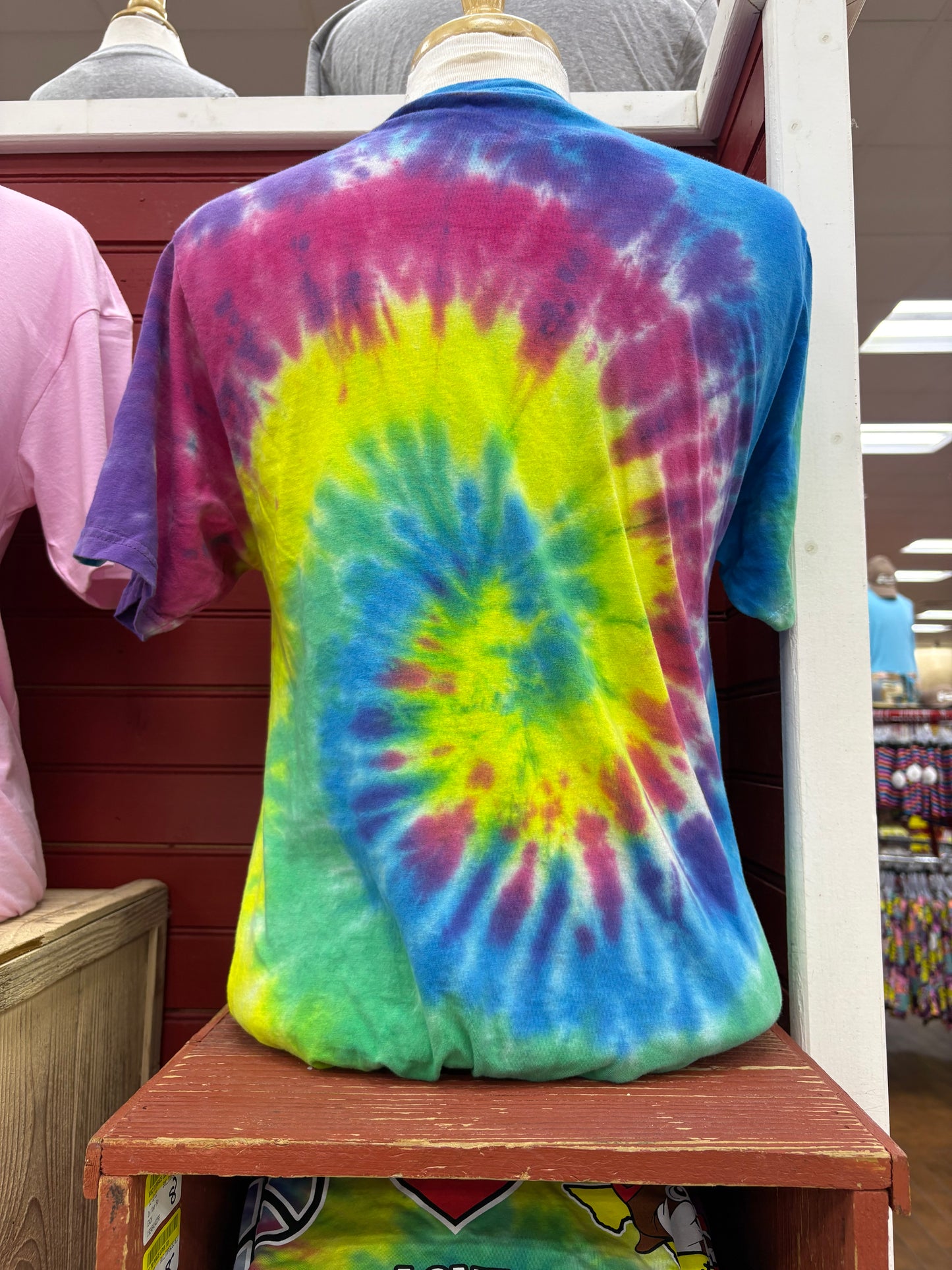 Buc-ee’s Adult Tie Dye Peace Love Buc-ee’s cotton T-Shirt
